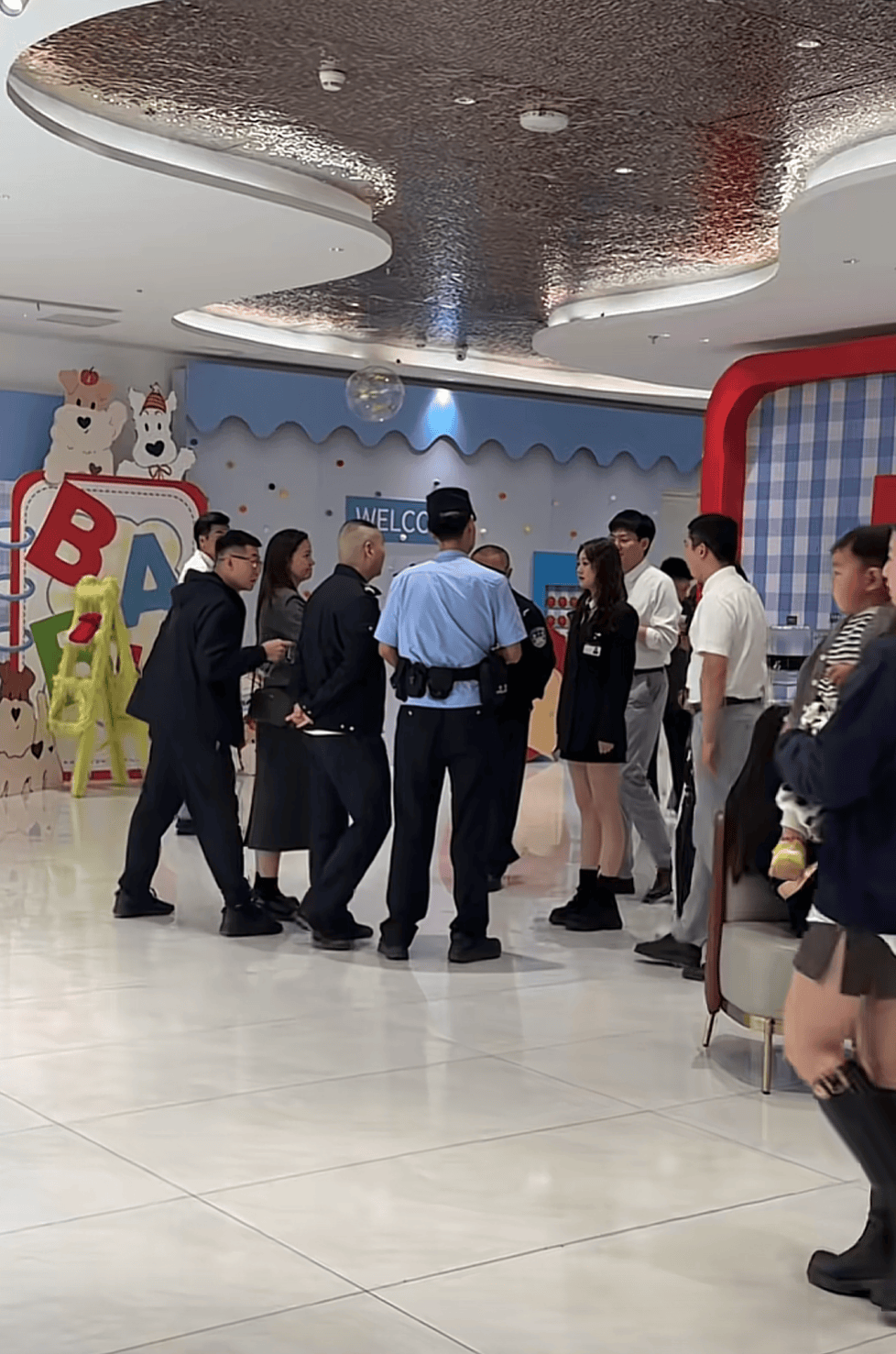 被網(wǎng)友莫名辱罵“上趕著當(dāng)后媽”<strong></p>
<p>宏鑫機械設(shè)備有限公司
</strong>，江蘇女子一年后“闖”對方婚禮要求道歉？當(dāng)事人發(fā)聲:宏鑫機械設(shè)備有限公司
