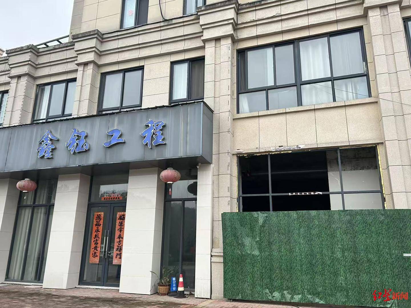 探訪“業(yè)主私挖近300平方米地下室”現(xiàn)場：被挖區(qū)域已回填至地面<strong></p>
<p>宏鑫機械設(shè)備有限公司
</strong>，涉案業(yè)主擔(dān)任多家公司高管:宏鑫機械設(shè)備有限公司
