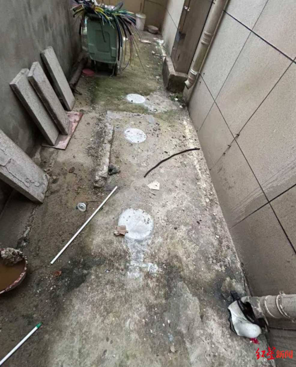 探訪“業(yè)主私挖近300平方米地下室”現(xiàn)場：被挖區(qū)域已回填至地面<strong></p>
<p>宏鑫機械設(shè)備有限公司
</strong>，涉案業(yè)主擔(dān)任多家公司高管:宏鑫機械設(shè)備有限公司
