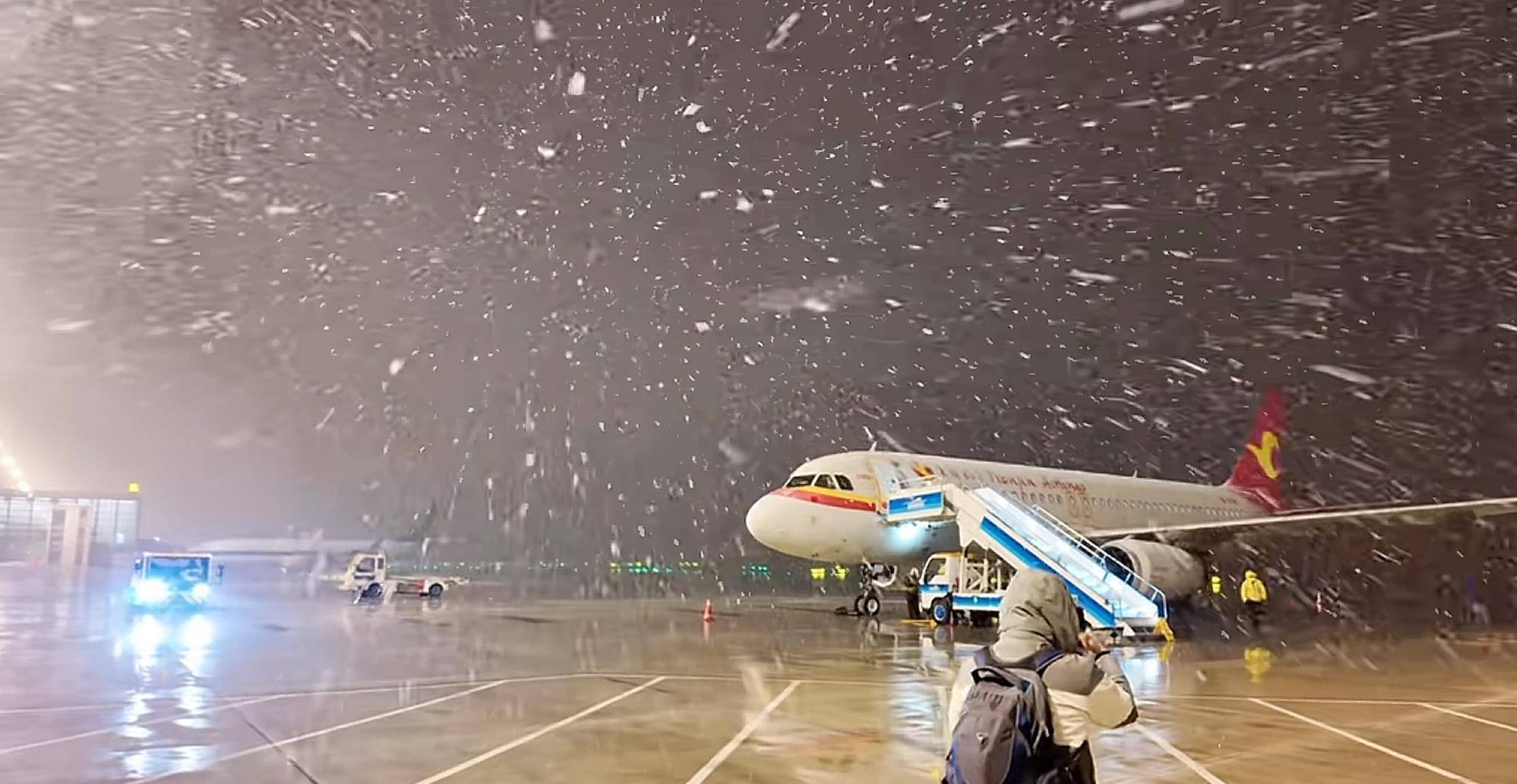 北方多地迎來第一場雪，黑龍江局地已出現(xiàn)暴雪，積雪深5厘米，氣象專家稱今年初雪略提前:宏鑫機械設(shè)備有限公司
