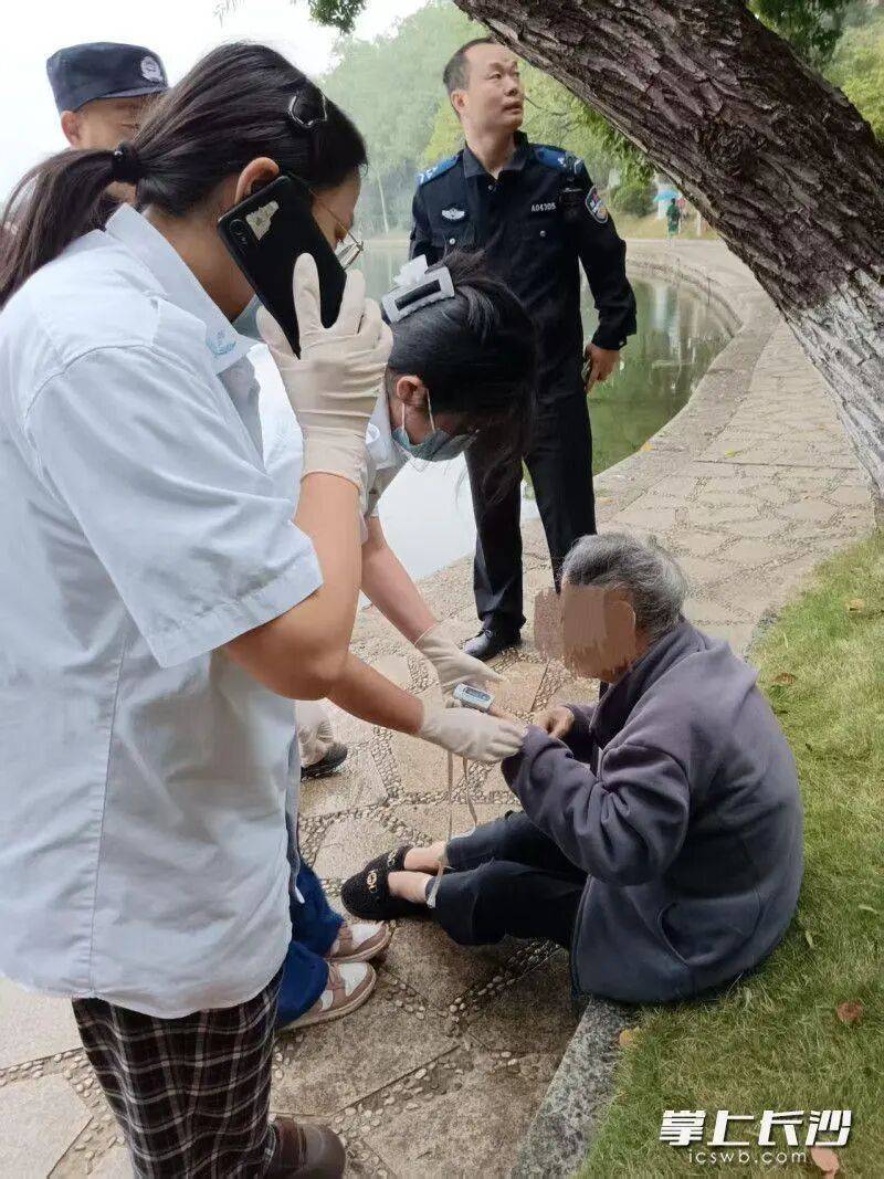 事發(fā)湖南烈士公園！80多歲老人不慎落湖<strong></p>
<p>宏鑫機(jī)械設(shè)備有限公司
</strong>，眾多市民合力救助:宏鑫機(jī)械設(shè)備有限公司
