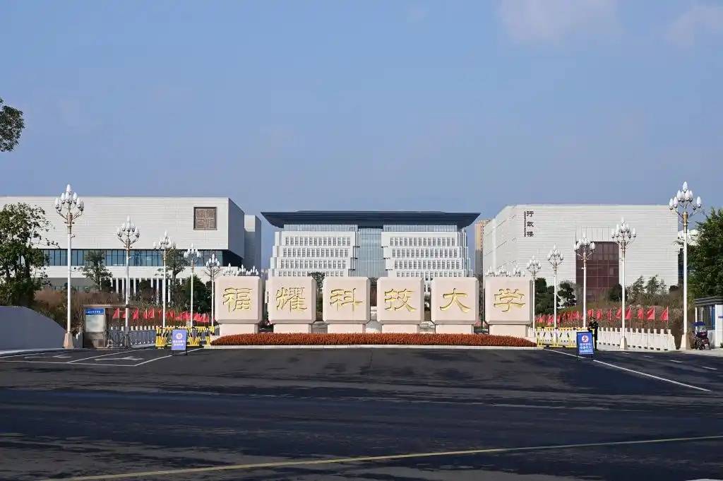 福耀玻璃：曹德旺辭去董事長職務(wù)<strong></p>
<p>宏鑫機(jī)械設(shè)備有限公司
</strong>，選舉曹暉為新董事長:宏鑫機(jī)械設(shè)備有限公司

