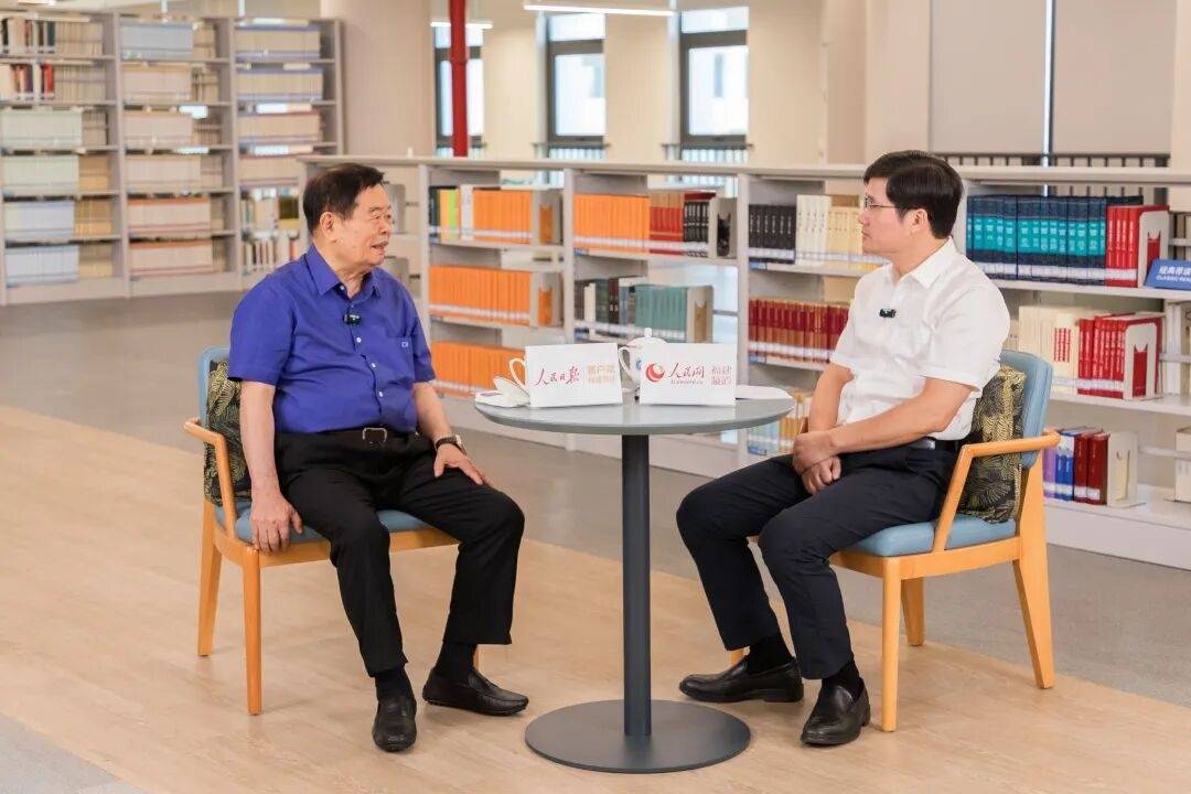 福耀玻璃：曹德旺辭去董事長職務(wù)<strong></p>
<p>宏鑫機(jī)械設(shè)備有限公司
</strong>，選舉曹暉為新董事長:宏鑫機(jī)械設(shè)備有限公司
