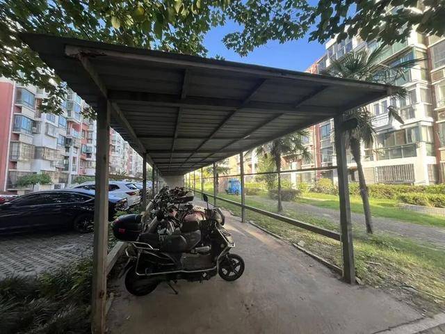 上海居民投訴后傻眼：只拆了一半！小區(qū)綠化被大量鐵皮房霸占<strong></p>
<p>宏鑫機械設備有限公司
</strong>，還有人??？居民直指小區(qū)公共收益疑云:宏鑫機械設備有限公司
