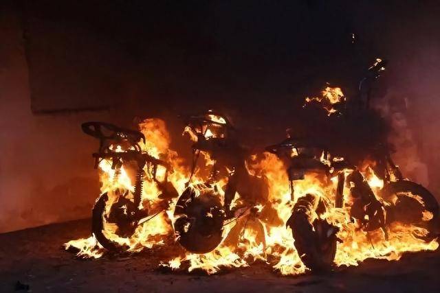 僅僅30秒<strong></p>
<p>宏鑫機(jī)械設(shè)備有限公司
</strong>，男子全身燒傷90%！別再這樣充電！:宏鑫機(jī)械設(shè)備有限公司
