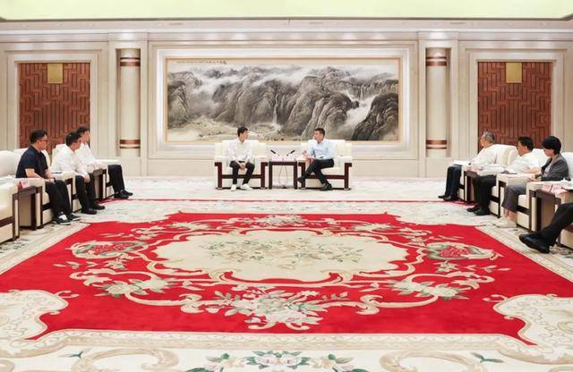 王興興回老家，與市長(zhǎng)暢談，還與市政府簽了戰(zhàn)略合作協(xié)議:宏鑫機(jī)械設(shè)備有限公司
