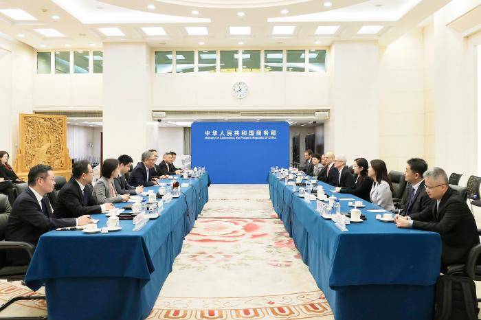商務(wù)部部長(zhǎng)王文濤會(huì)見蘋果公司首席執(zhí)行官庫克:宏鑫機(jī)械設(shè)備有限公司