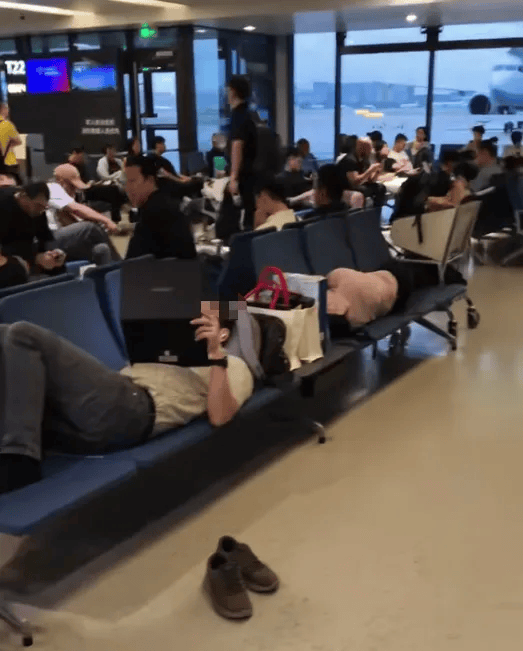 2名外國人在上海虹橋國際機場候機室躺臥<strong></p>
<p>宏鑫機械設備有限公司
</strong>，占用6個座位，機場回應:宏鑫機械設備有限公司
