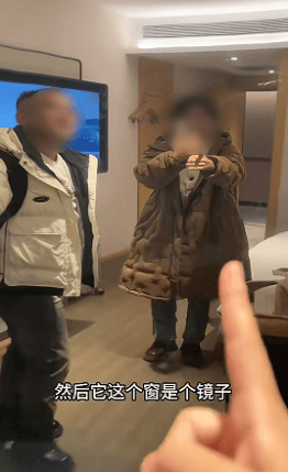 女子延吉住酒店發(fā)現(xiàn)落地窗室內(nèi)看不到外面<strong></p>
<p>宏鑫機械設(shè)備有限公司
</strong>，室外高清觀看室內(nèi)？工作人員：是單向膜:宏鑫機械設(shè)備有限公司
