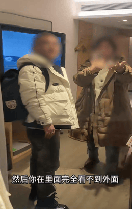 女子延吉住酒店發(fā)現(xiàn)落地窗室內(nèi)看不到外面<strong></p>
<p>宏鑫機械設(shè)備有限公司
</strong>，室外高清觀看室內(nèi)？工作人員：是單向膜:宏鑫機械設(shè)備有限公司
