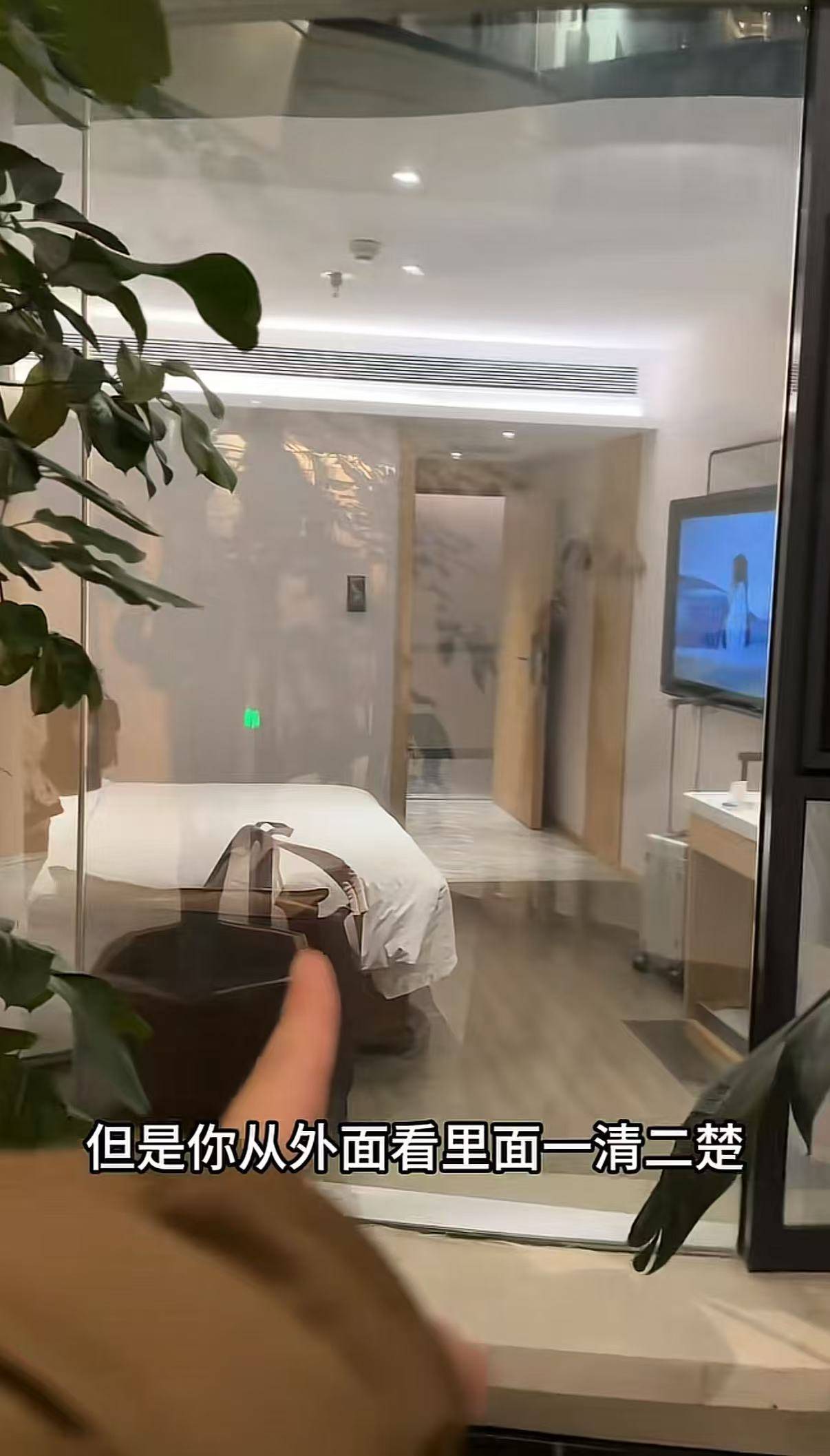 女子延吉住酒店發(fā)現(xiàn)落地窗室內(nèi)看不到外面<strong></p>
<p>宏鑫機械設(shè)備有限公司
</strong>，室外高清觀看室內(nèi)？工作人員：是單向膜:宏鑫機械設(shè)備有限公司
