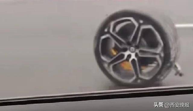 武漢一小米SU7失控撞倒護欄，沖向?qū)γ孳嚨?，左前輪車軸斷裂輪胎脫落10米開外，小米回應(yīng):宏鑫機械設(shè)備有限公司
