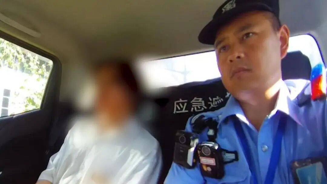 上海一男子去銀行轉(zhuǎn)賬70萬元<strong></p>
<p>宏鑫機械設備有限公司
</strong>，被當場識破刑拘，這事千萬干不得:宏鑫機械設備有限公司
