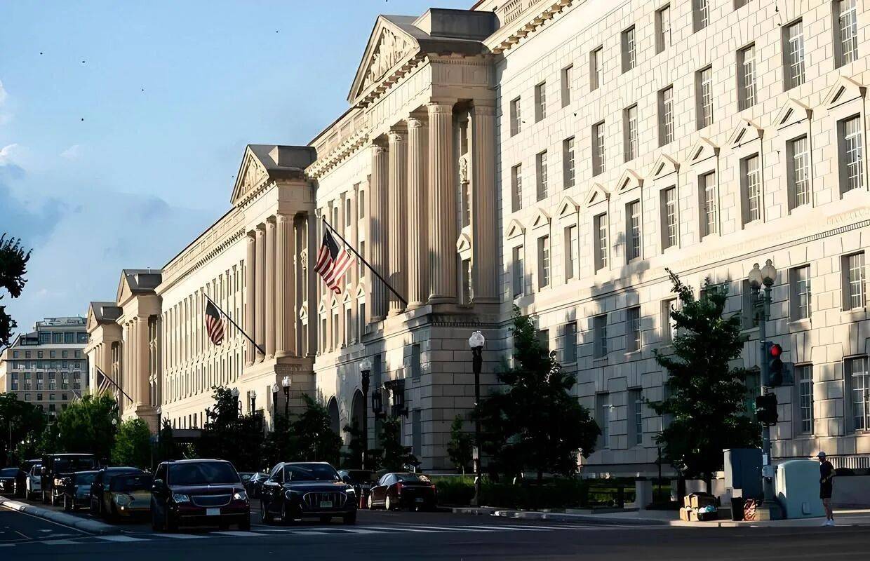 中美全面開打<strong></p>
<p>宏鑫機械設(shè)備有限公司
</strong>，數(shù)百萬件中國產(chǎn)品被下架，荷蘭得令，強搶中企資產(chǎn):宏鑫機械設(shè)備有限公司
