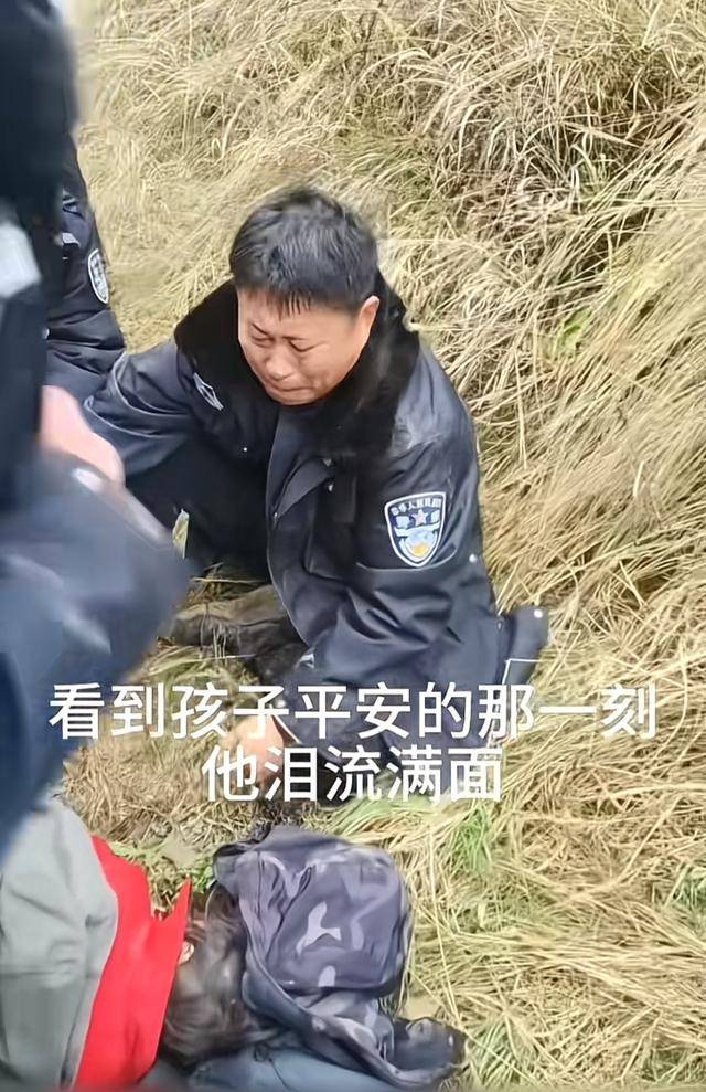 遼寧4歲女童被找到后<strong></p>
<p>宏鑫機(jī)械設(shè)備有限公司
</strong>，一身泥濘的派出所所長(zhǎng)坐地心疼直哭，民警：這是咱們的本職工作:宏鑫機(jī)械設(shè)備有限公司
