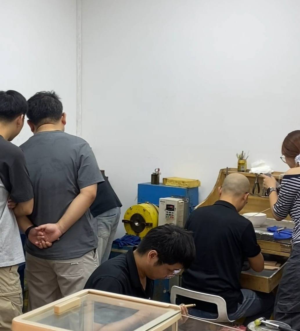 金價暴漲后打金店客流增加：有新人結(jié)婚用“金包銀”當平替省下5萬，有人用舊金翻新款式:宏鑫機械設備有限公司
