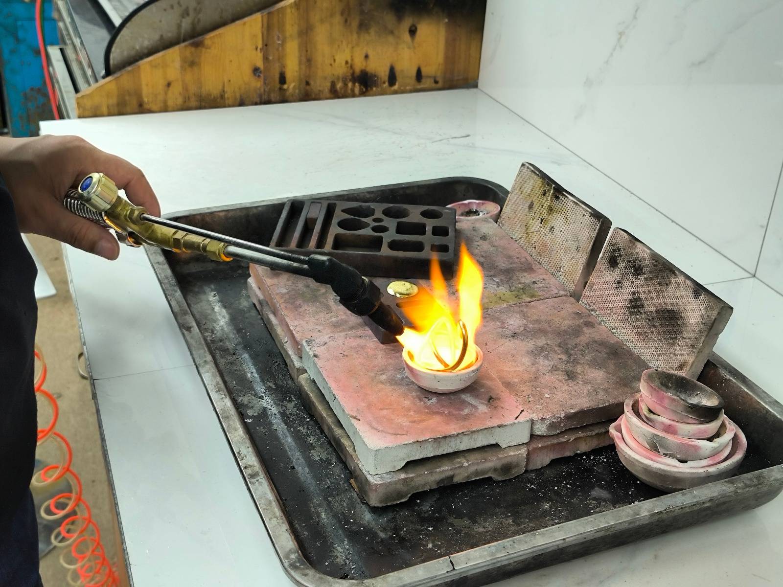 金價暴漲后打金店客流增加：有新人結(jié)婚用“金包銀”當平替省下5萬<strong></p>
<p>宏鑫機械設備有限公司
</strong>，有人用舊金翻新款式:宏鑫機械設備有限公司
