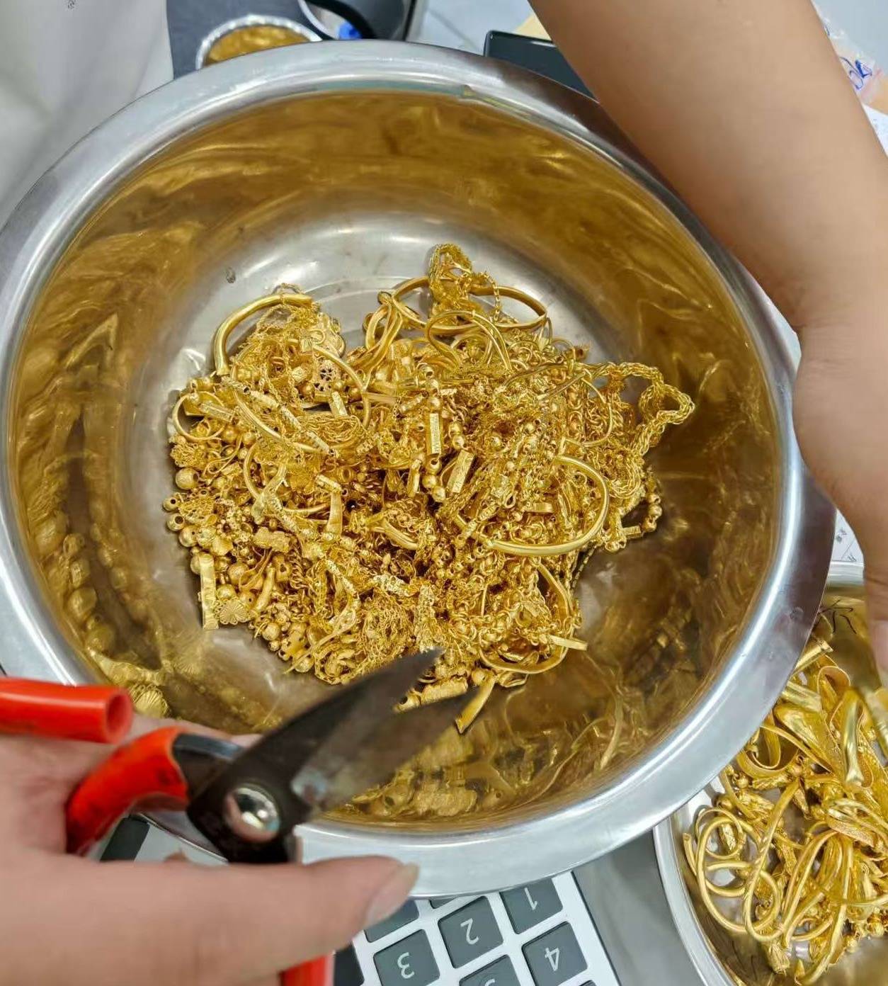 金價暴漲后打金店客流增加：有新人結(jié)婚用“金包銀”當平替省下5萬<strong></p>
<p>宏鑫機械設備有限公司
</strong>，有人用舊金翻新款式:宏鑫機械設備有限公司
