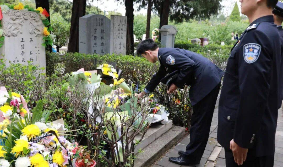 于和偉向吳石烈士敬獻(xiàn)鮮花:宏鑫機(jī)械設(shè)備有限公司