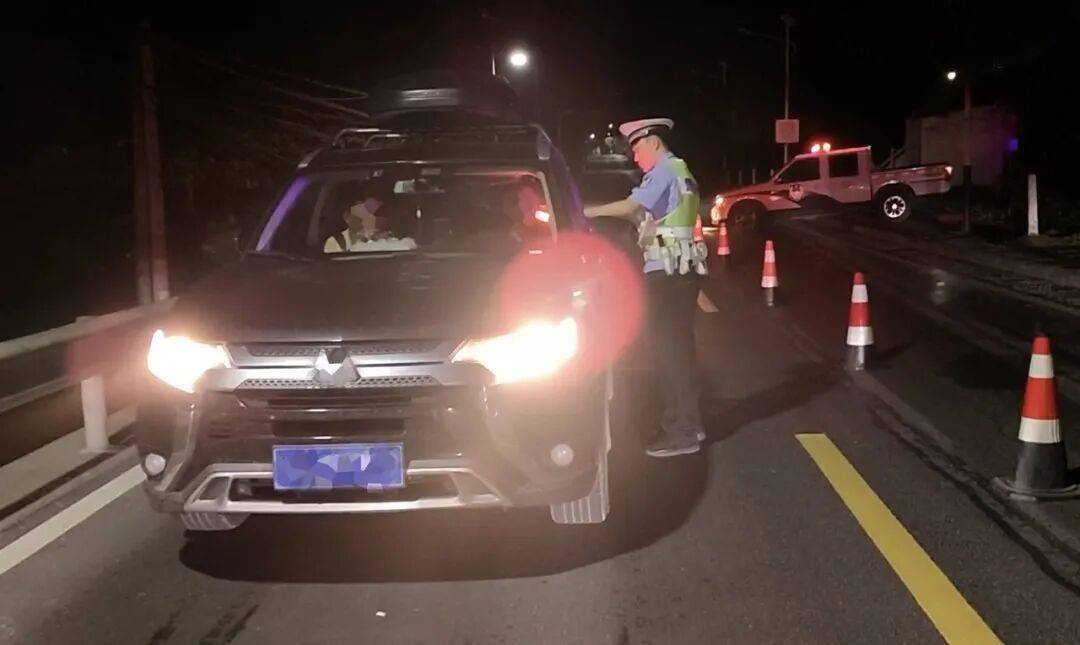 重拳出擊！重慶公安交管部門全面啟動酒駕醉駕集中整治<strong></p>
<p>宏鑫機械設(shè)備有限公司
</strong>，多舉措筑牢道路交通安全防線:宏鑫機械設(shè)備有限公司
