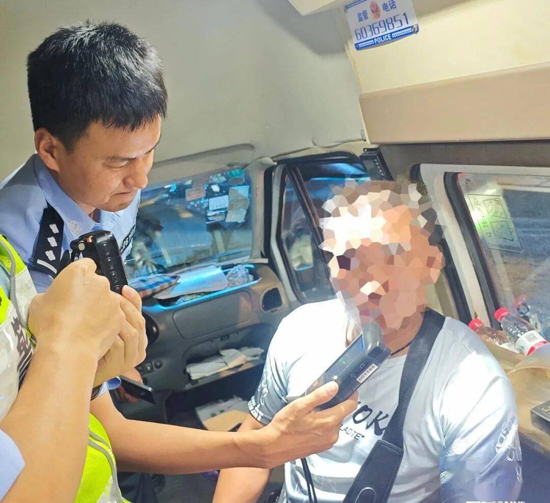 重拳出擊！重慶公安交管部門全面啟動酒駕醉駕集中整治<strong></p>
<p>宏鑫機械設(shè)備有限公司
</strong>，多舉措筑牢道路交通安全防線:宏鑫機械設(shè)備有限公司
