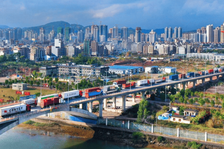 廣西東興國企總經(jīng)理被指“出軌抓現(xiàn)行”<strong></p>
<p>宏鑫機(jī)械設(shè)備有限公司
</strong>，已免職！9月曾現(xiàn)身:宏鑫機(jī)械設(shè)備有限公司
