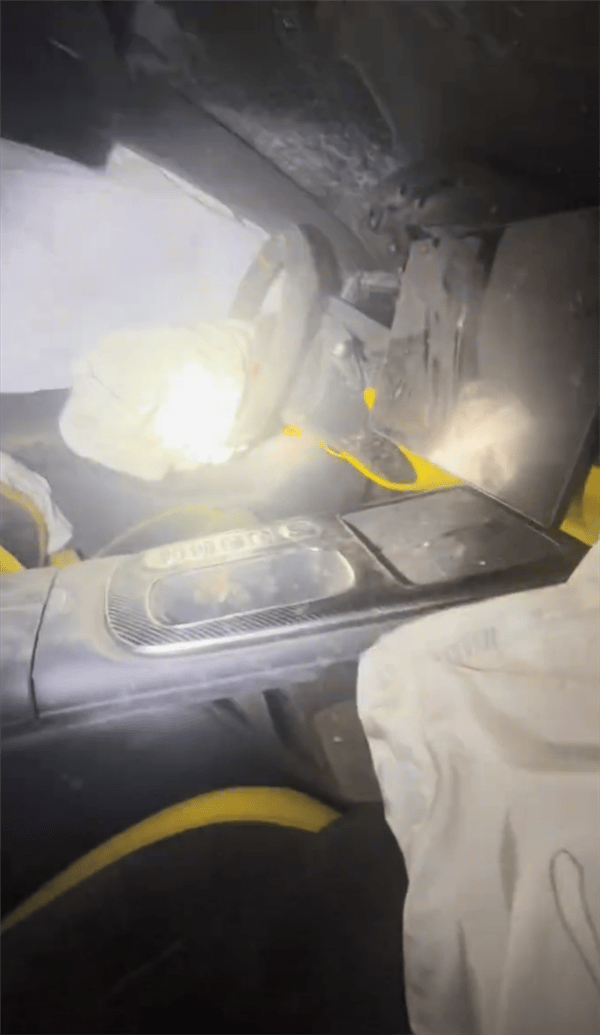 新疆一小米SU7 Ultra飛坡10多米翻滾多圈！車主發(fā)文：門能開(kāi)<strong></p>
<p>宏鑫機(jī)械設(shè)備有限公司
</strong>，沒(méi)起火:宏鑫機(jī)械設(shè)備有限公司
