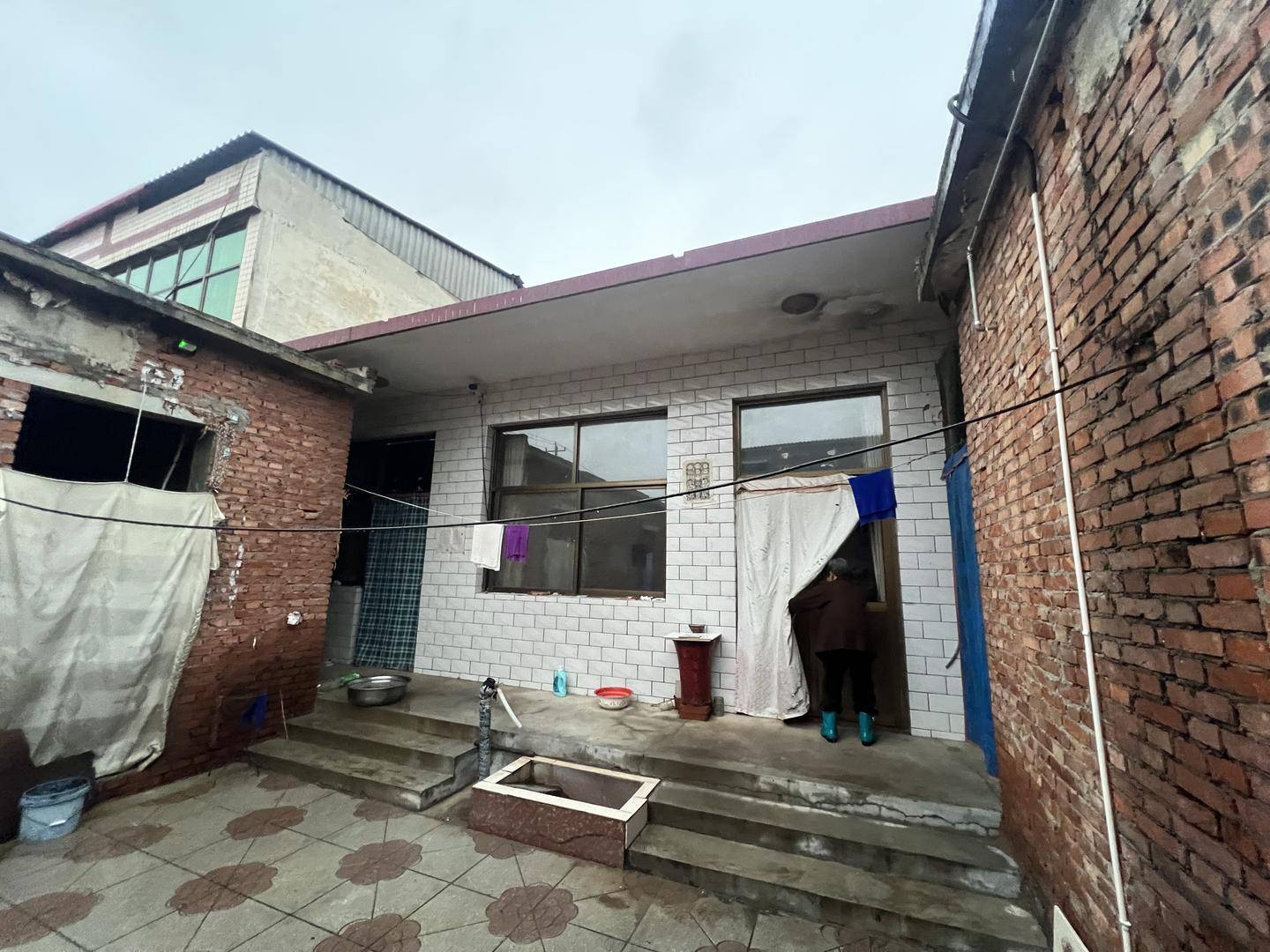 妻子患癌去世前被三次起訴離婚<strong></p>
<p>宏鑫機械設(shè)備有限公司
</strong>，前夫遺棄罪因證據(jù)不足被駁回｜在場:宏鑫機械設(shè)備有限公司
