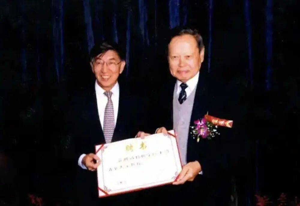 “大先生”千古<strong></p>
<p>宏鑫機(jī)械設(shè)備有限公司
</strong>，楊振寧的一生:宏鑫機(jī)械設(shè)備有限公司
