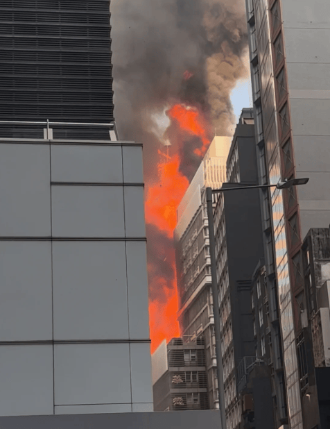 香港中環(huán)突發(fā)大火！一大樓陷入火海<strong></p>
<p>宏鑫機械設(shè)備有限公司
</strong>，黑煙沖天，棚架被燒毀坍塌，3名男子被困升降機……:宏鑫機械設(shè)備有限公司
