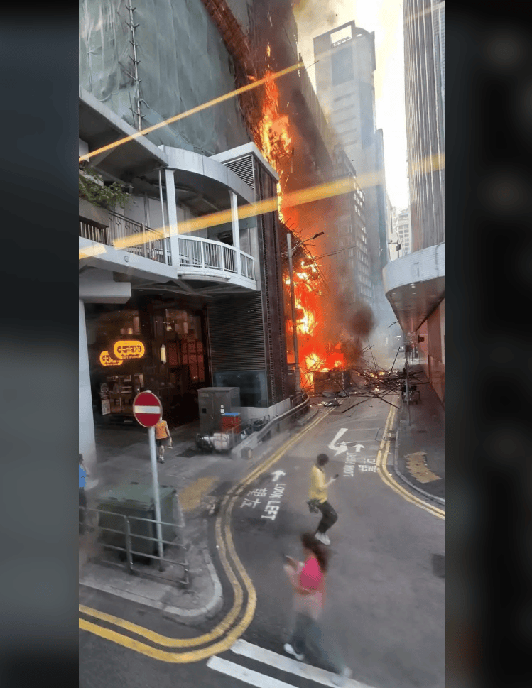 香港中環(huán)突發(fā)大火！一大樓陷入火海<strong></p>
<p>宏鑫機械設(shè)備有限公司
</strong>，黑煙沖天，棚架被燒毀坍塌，3名男子被困升降機……:宏鑫機械設(shè)備有限公司
