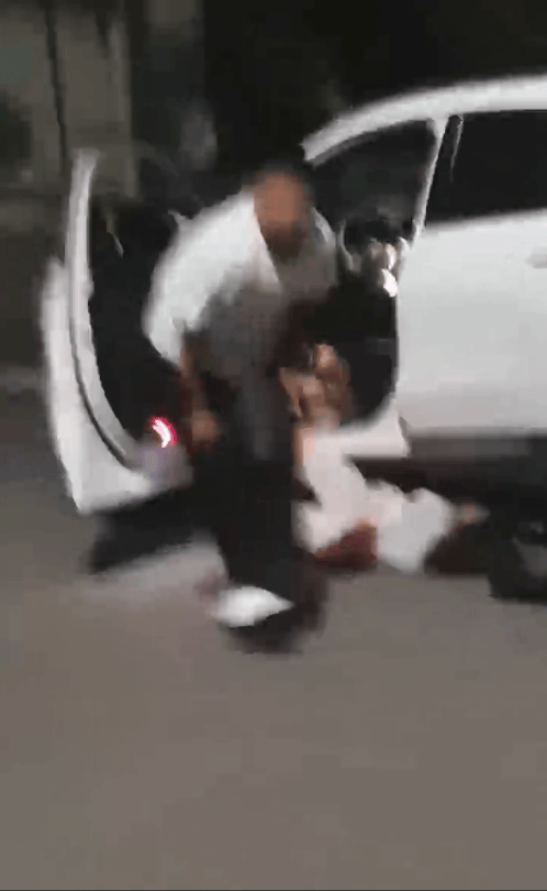 一男子凌晨聽(tīng)到兩聲呼救，循聲發(fā)現(xiàn)一女子在奔馳車外被白衣男勒昏！受害者：是受朋友之托借錢給白衣男，凌晨被騙至偏僻處遭非禮！:宏鑫機(jī)械設(shè)備有限公司
