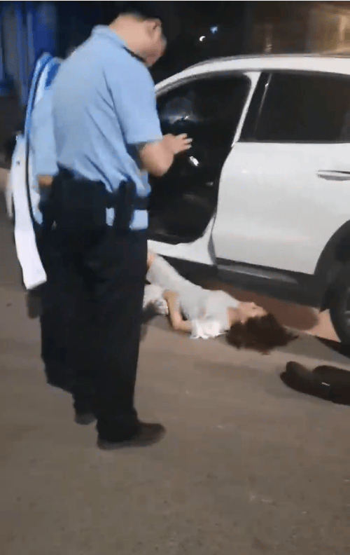 一男子凌晨聽到兩聲呼救<strong></p>
<p>宏鑫機械設備有限公司
</strong>，循聲發(fā)現(xiàn)一女子在奔馳車外被白衣男勒昏！受害者：是受朋友之托借錢給白衣男，凌晨被騙至偏僻處遭非禮！:宏鑫機械設備有限公司
