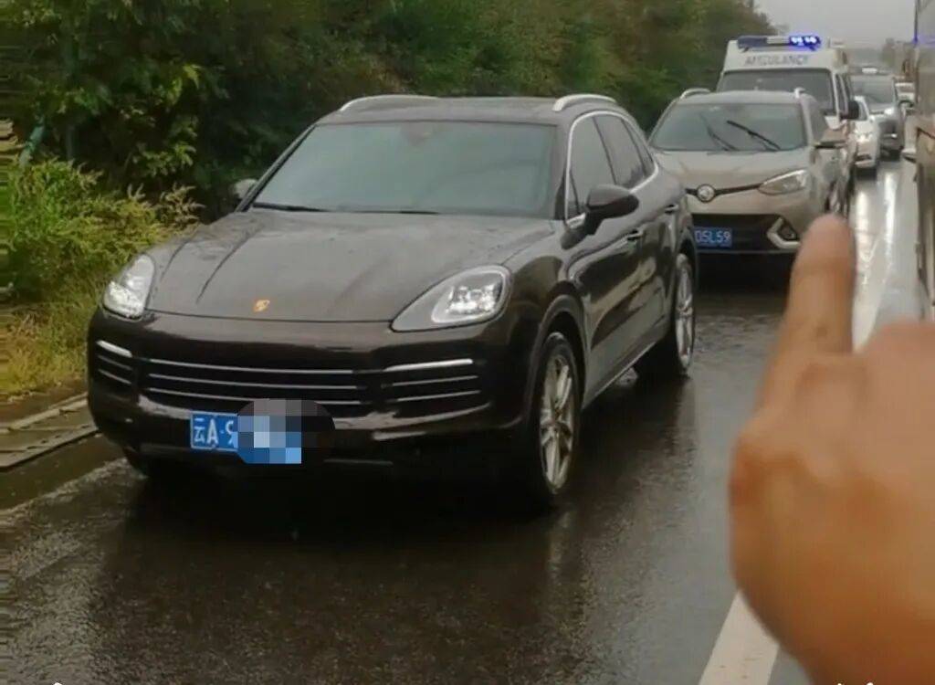 “18輛車占用高速應(yīng)急車道<strong></p>
<p>宏鑫機(jī)械設(shè)備有限公司
</strong>，致救護(hù)車受阻”，處罰來了:宏鑫機(jī)械設(shè)備有限公司
