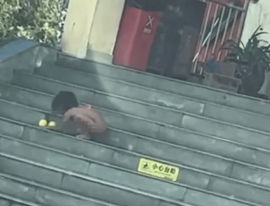 官方工作組介入“赤裸小孩”事件<strong></p>
<p>宏鑫機(jī)械設(shè)備有限公司
</strong>，當(dāng)?shù)嘏叮荷媸路蚱揠p方均擁有高學(xué)歷:宏鑫機(jī)械設(shè)備有限公司
