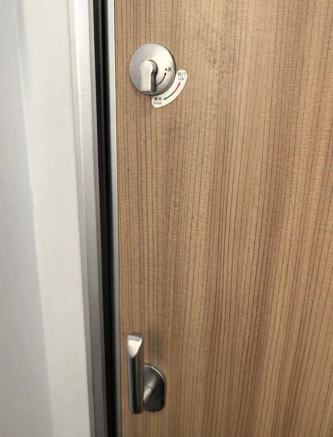 乘客被困高鐵廁所10分鐘，“連續(xù)敲門吸引他人注意后脫困”！12306回應(yīng):宏鑫機械設(shè)備有限公司
