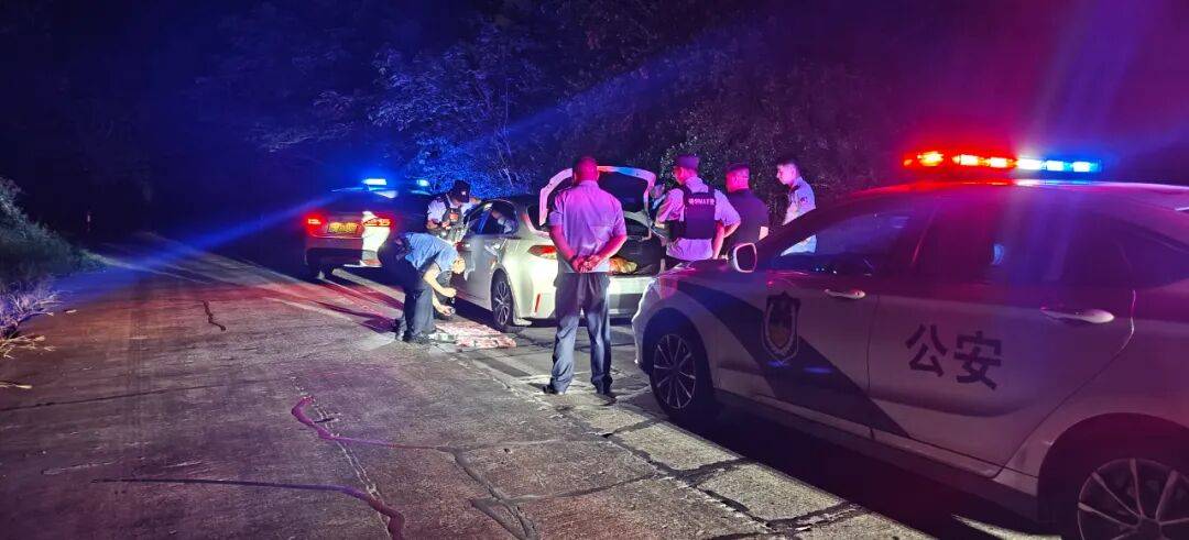 女子草叢藏11萬現(xiàn)金<strong></p>
<p>宏鑫機械設備有限公司
</strong>！民警卻追回66.43萬？:宏鑫機械設備有限公司
