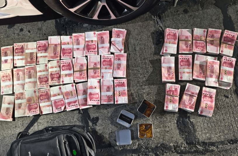 女子草叢藏11萬現(xiàn)金<strong></p>
<p>宏鑫機械設備有限公司
</strong>！民警卻追回66.43萬？:宏鑫機械設備有限公司
