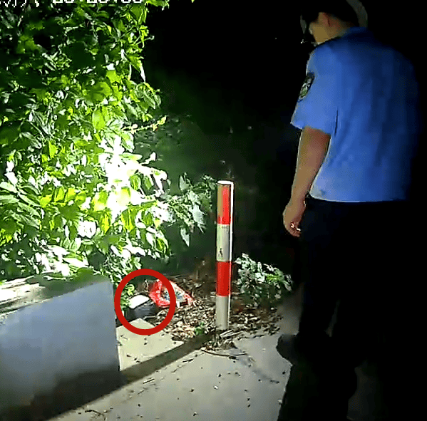 女子草叢藏11萬現(xiàn)金<strong></p>
<p>宏鑫機械設備有限公司
</strong>！民警卻追回66.43萬？:宏鑫機械設備有限公司
