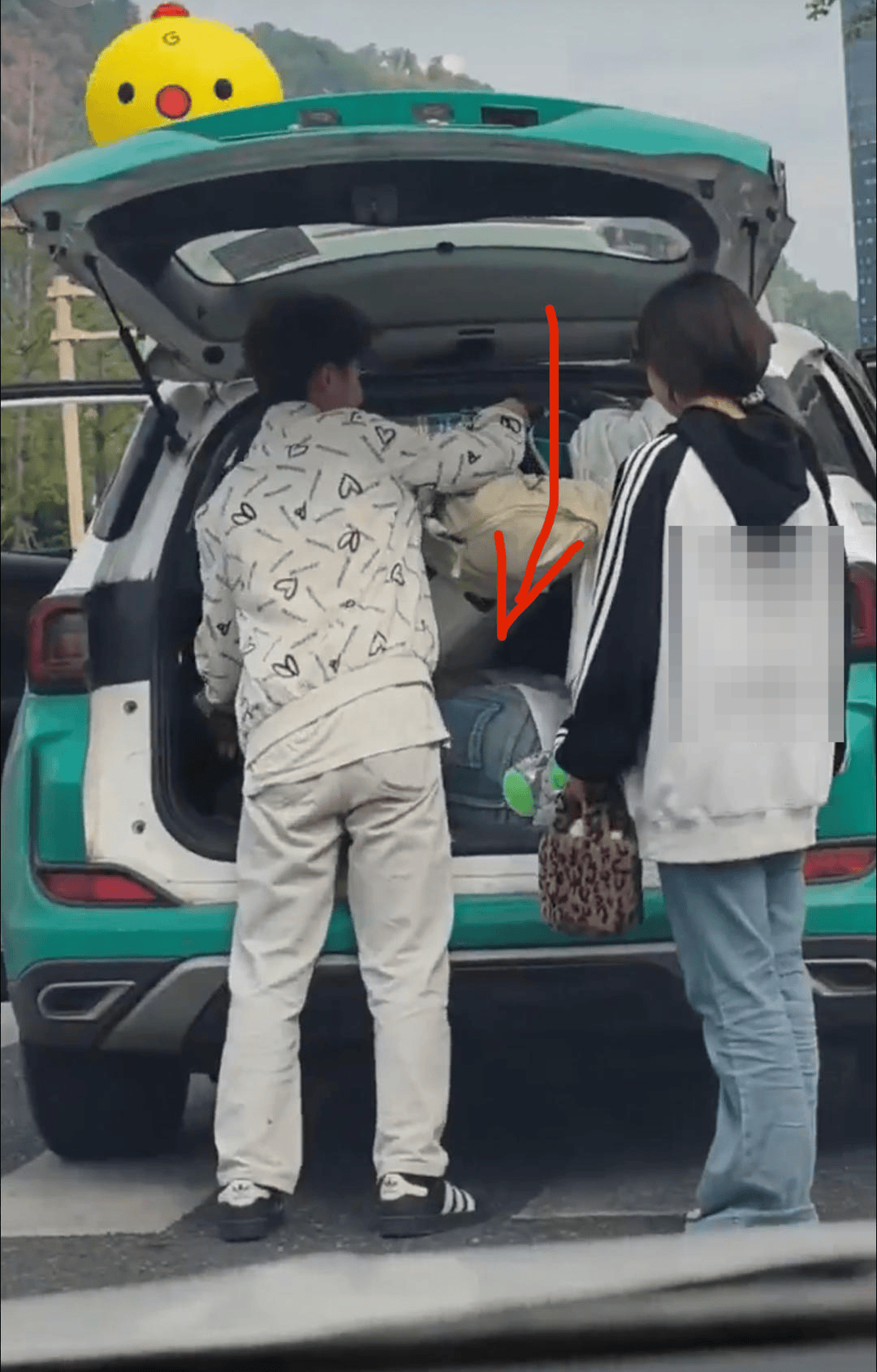 市民反映一乘客鉆進出租車后備廂躲超載 宜賓警方:正在尋找當(dāng)事乘客<strong></p>
<p>宏鑫機械設(shè)備有限公司
</strong>,其行為涉嫌違法:宏鑫機械設(shè)備有限公司