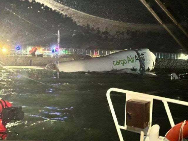 香港國際機(jī)場一貨機(jī)降落后滑出海面<strong></p>
<p>宏鑫機(jī)械設(shè)備有限公司
</strong>，致兩人死亡:宏鑫機(jī)械設(shè)備有限公司
