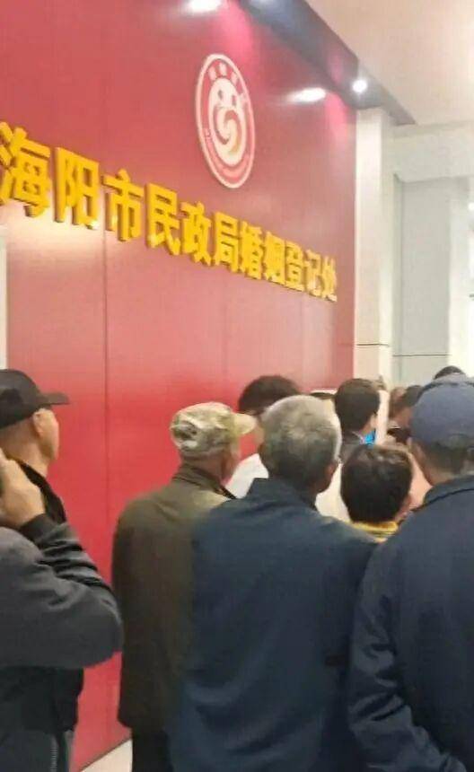 老人扎堆領(lǐng)結(jié)婚證<strong></p>
<p>宏鑫機械設(shè)備有限公司
</strong>，當(dāng)?shù)孛裾只貞?yīng):宏鑫機械設(shè)備有限公司
