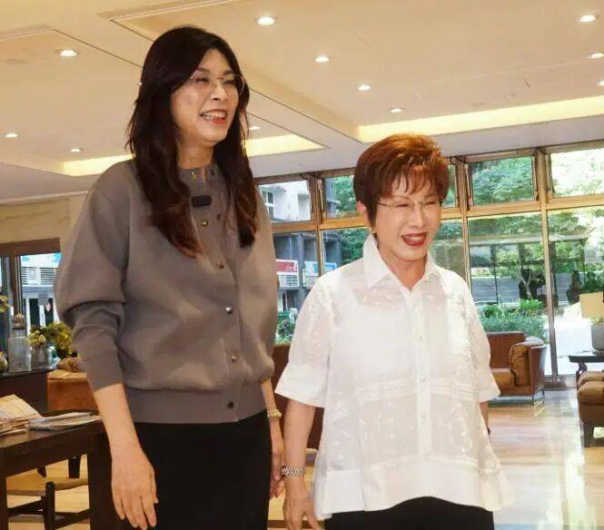 與鄭麗文交流<strong></p>
<p>宏鑫機械設備有限公司
</strong>，中國人的志氣、骨氣、底氣:宏鑫機械設備有限公司
