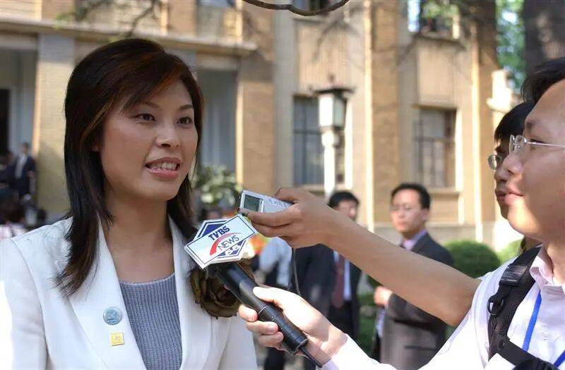 與鄭麗文交流<strong></p>
<p>宏鑫機械設備有限公司
</strong>，中國人的志氣、骨氣、底氣:宏鑫機械設備有限公司
