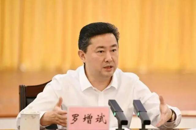 兩名近70歲中管干部被查；副部級干部王波被判死緩:宏鑫機械設(shè)備有限公司
