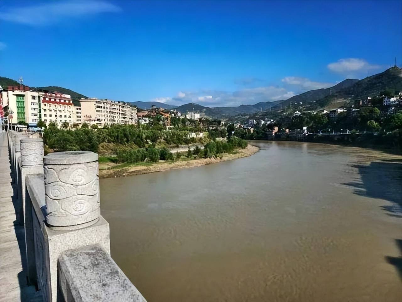陜西新郎婚禮前跳河身亡<strong></p>
<p>宏鑫機(jī)械設(shè)備有限公司
</strong>，家屬不追責(zé)，表姐稱其接親遭指責(zé)，女方已退彩禮六金:宏鑫機(jī)械設(shè)備有限公司
