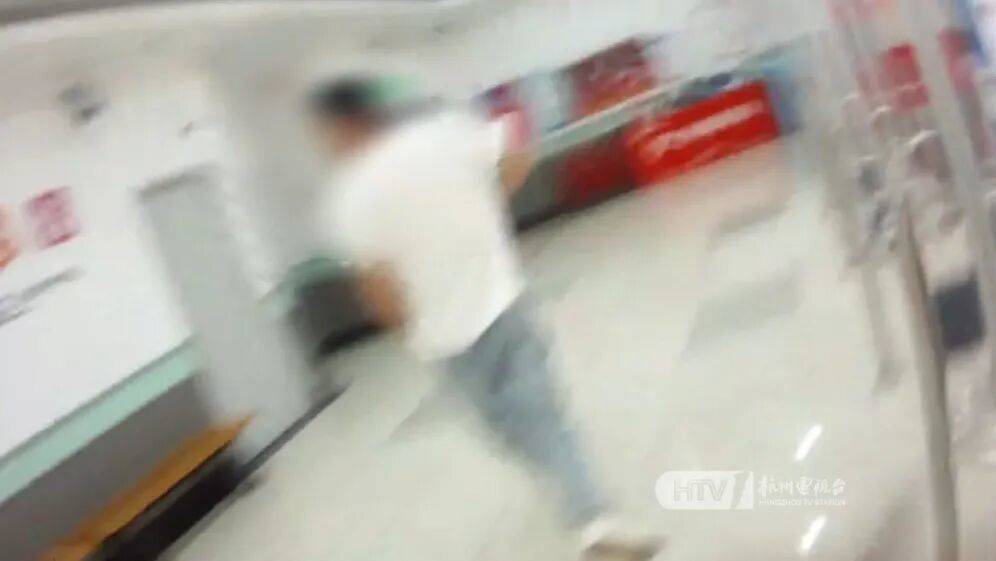 杭州男子為女友買10000元超市卡，被民警狂追10分鐘：“跑什么，是來保護你的！”:宏鑫機械設(shè)備有限公司
