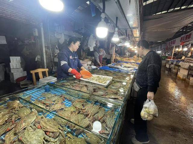 梭子蟹價格幾近腰斬！煙臺海鮮市場迎來“實惠期”:宏鑫機械設(shè)備有限公司
