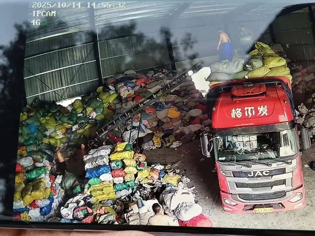 江西一女生誤賣奶奶藏有13萬元黃金首飾的舊衣<strong></p>
<p>宏鑫機械設備有限公司
</strong>，回收站：沒安裝監(jiān)控沒發(fā)現金器，分揀工人是臨時工:宏鑫機械設備有限公司
