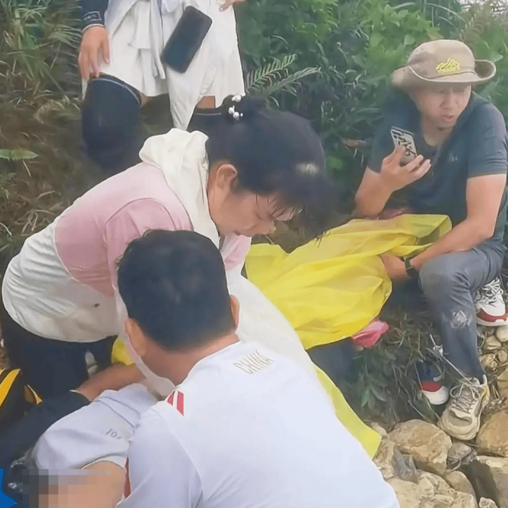 廣東惠州一登山者在白云嶂山頂不幸遇難：多人曾接力營救未果<strong></p>
<p>宏鑫機(jī)械設(shè)備有限公司
</strong>，遺體已運(yùn)送下山:宏鑫機(jī)械設(shè)備有限公司
